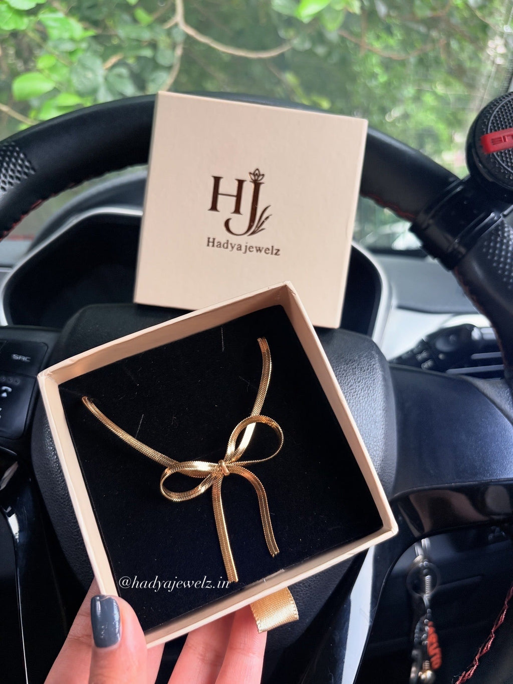 Bow Necklace