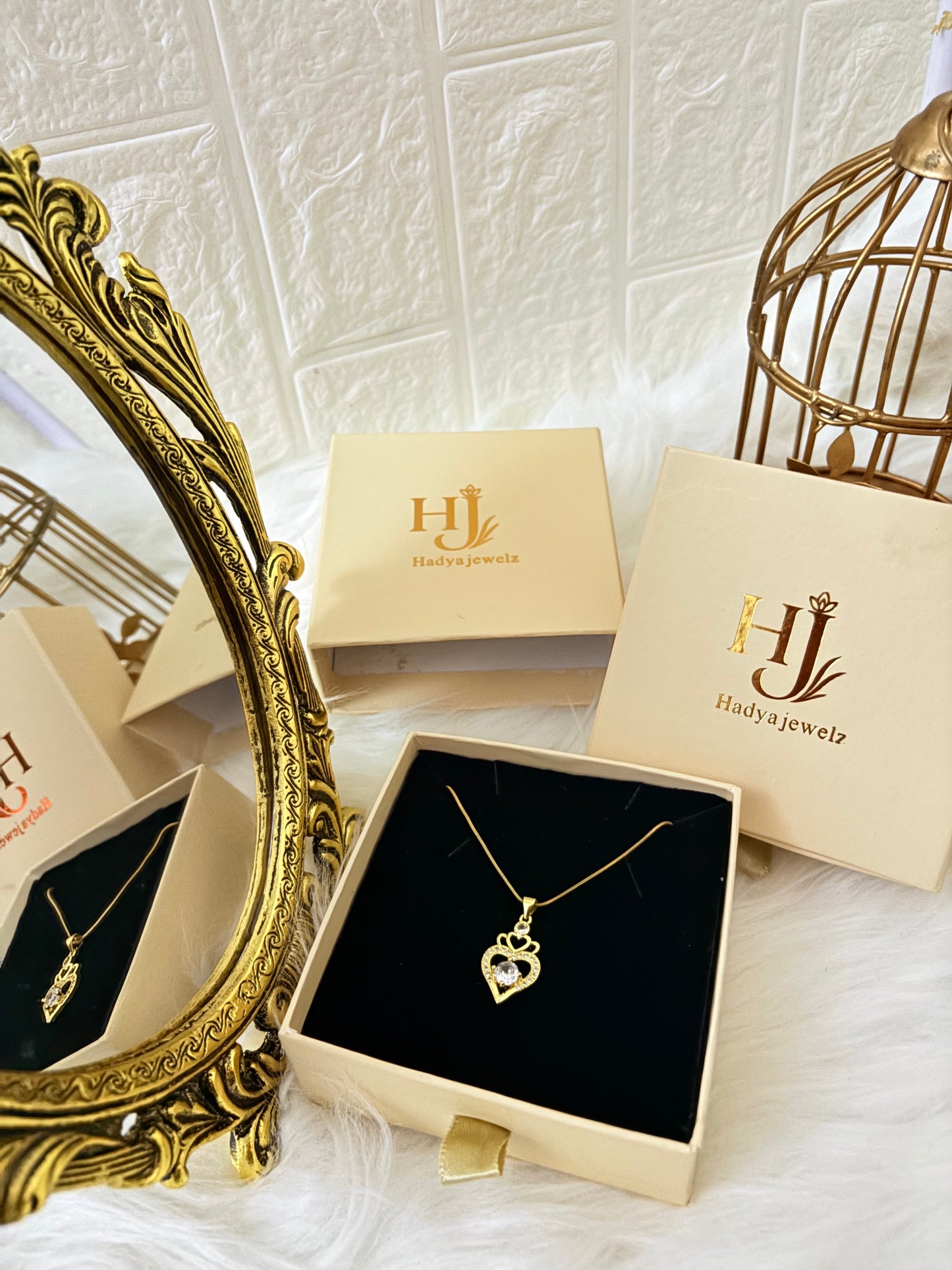 Queen Whisper Necklace